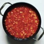 Prawdziwe leczo węgierskie przygotowane z krojonej białej papryki, cebuli, pomidorów i kiełbasy duszne z dodatkiem mielonej papryki.