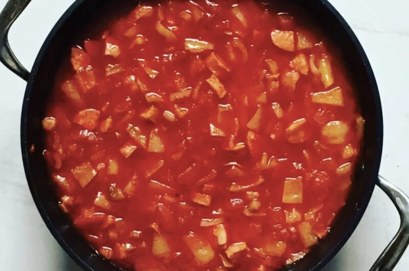 Prawdziwe leczo węgierskie przygotowane z krojonej białej papryki, cebuli, pomidorów i kiełbasy duszne z dodatkiem mielonej papryki.