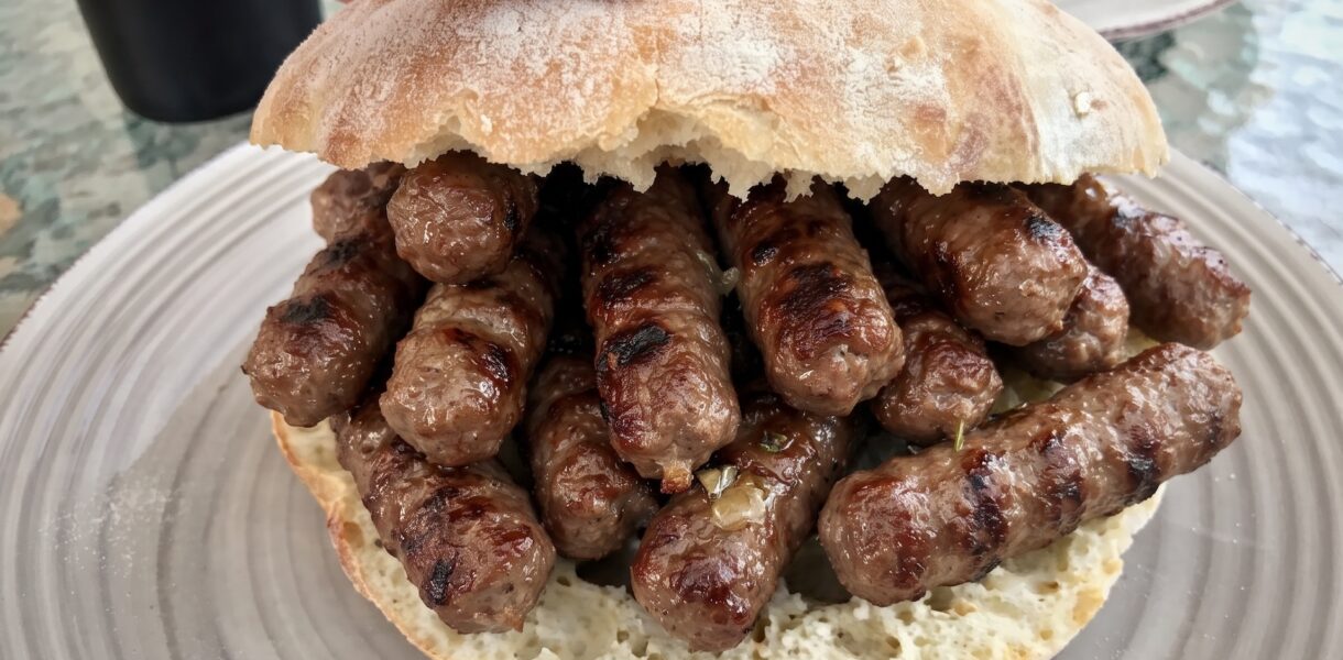 Pita lepinja, czyli płaski chlebek drożdżowy idealny do wypełnienia różnymi składnikami często jadany na Bałkanach.