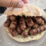 Pita lepinja, czyli płaski chlebek drożdżowy idealny do wypełnienia różnymi składnikami często jadany na Bałkanach.