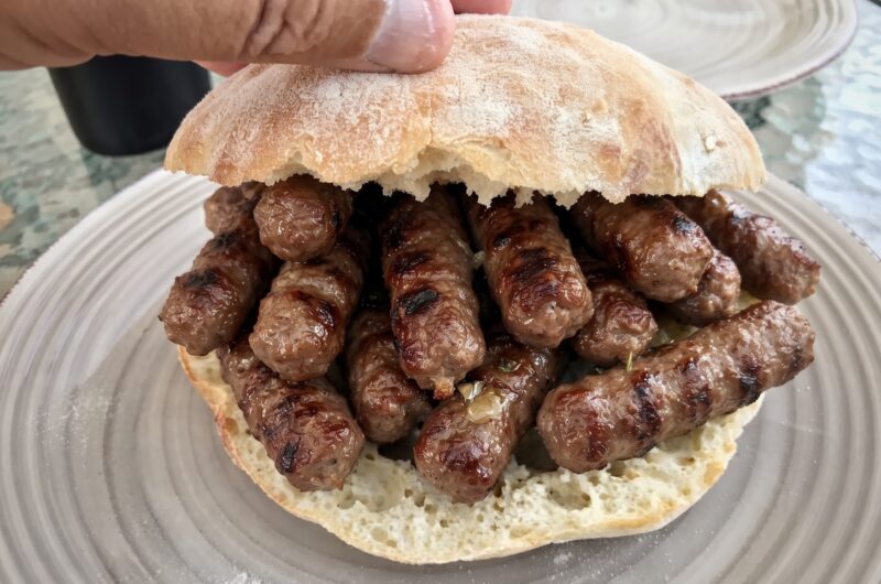 Pita lepinja, czyli płaski chlebek drożdżowy idealny do wypełnienia różnymi składnikami często jadany na Bałkanach.