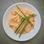 Liptauer to wyborna w smaku, ale za to prosta w przygotowaniu pasta do smarowania pieczywa. To wyborne smarowidło do chleba przygotowuje się z twarogu lub bryndzy z dodatkiem mielonej papryki, masła, kaparów i anchois, a następnie doprawia się kminkiem i kwaśną śmietaną.