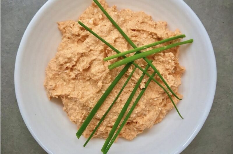 Liptauer to wyborna w smaku, ale za to prosta w przygotowaniu pasta do smarowania pieczywa. To wyborne smarowidło do chleba przygotowuje się z twarogu lub bryndzy z dodatkiem mielonej papryki, masła, kaparów i anchois, a następnie doprawia się kminkiem i kwaśną śmietaną.