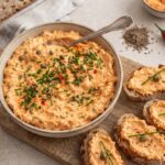 Liptauer to wyborna w smaku, ale za to prosta w przygotowaniu pasta do smarowania pieczywa. To wyborne smarowidło do chleba przygotowuje się z twarogu lub bryndzy z dodatkiem mielonej papryki, masła, kaparów i anchois, a następnie doprawia się kminkiem i kwaśną śmietaną.