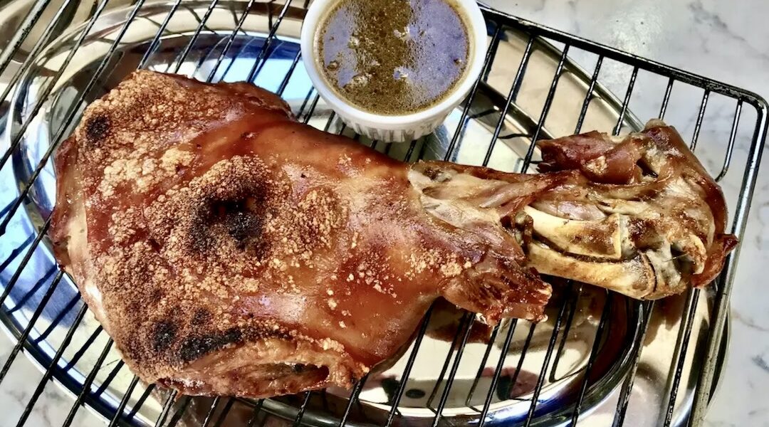 Łopatka wieprzowa pieczona według tego przepisu to niewątpliwie smakołyk. Jej skórka po upieczeniu chrupać będzie tak głośno, że przybiegną sąsiedzi aby choć nieco jej skosztować. Mięso zaś będzie tak soczyste, że aż soki płynąc będą po Twojej brodzie.