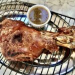 Łopatka wieprzowa pieczona według tego przepisu to niewątpliwie smakołyk. Jej skórka po upieczeniu chrupać będzie tak głośno, że przybiegną sąsiedzi aby choć nieco jej skosztować. Mięso zaś będzie tak soczyste, że aż soki płynąc będą po Twojej brodzie.