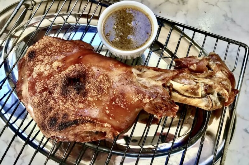 Łopatka wieprzowa pieczona według tego przepisu to niewątpliwie smakołyk. Jej skórka po upieczeniu chrupać będzie tak głośno, że przybiegną sąsiedzi aby choć nieco jej skosztować. Mięso zaś będzie tak soczyste, że aż soki płynąc będą po Twojej brodzie.