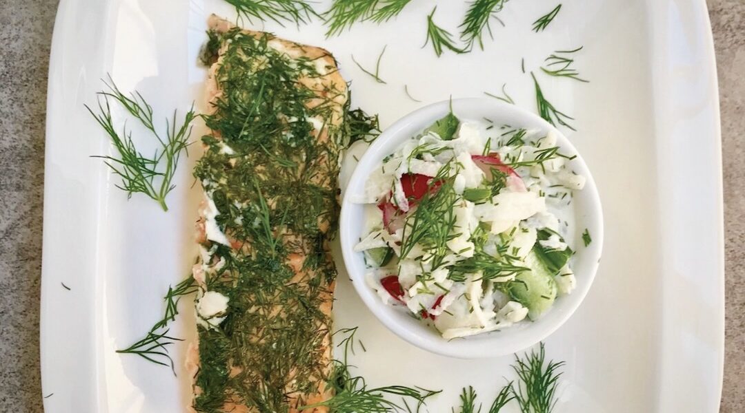 Łosoś zapiekany z koperkiem, czyli filet z łososia skropiony oliwą i doprawiony solą i świeżym koperkiem, a następnie pieczony.