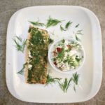 Łosoś zapiekany z koperkiem, czyli filet z łososia skropiony oliwą i doprawiony solą i świeżym koperkiem, a następnie pieczony.