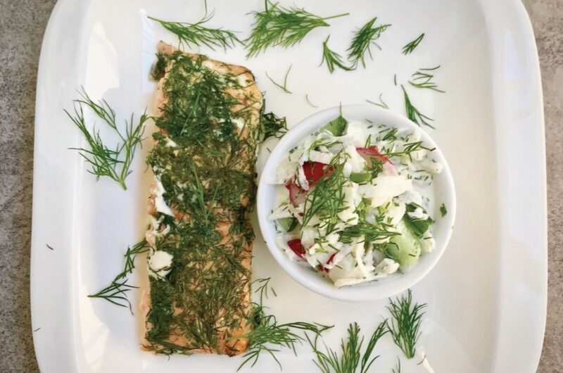 Łosoś zapiekany z koperkiem, czyli filet z łososia skropiony oliwą i doprawiony solą i świeżym koperkiem, a następnie pieczony.