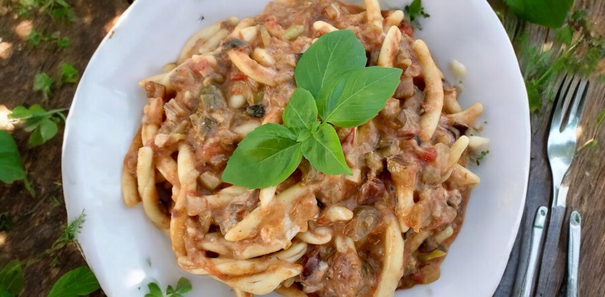 Makaron z bakłażanem podany z sosem przygotowanym na bazie anchois, kaparów i oliwek z dodatkiem pomidorów i smażonego bakłażana.