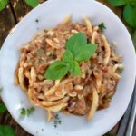 Makaron z bakłażanem podany z sosem przygotowanym na bazie anchois, kaparów i oliwek z dodatkiem pomidorów i smażonego bakłażana.