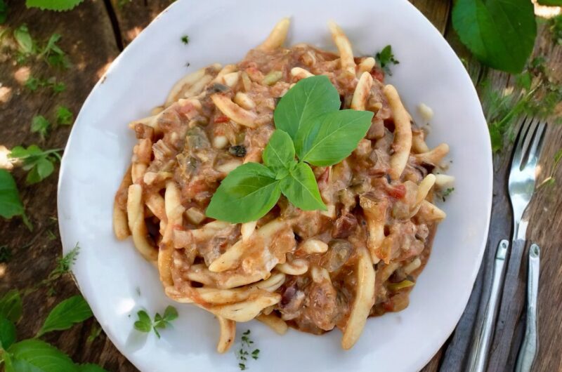 Makaron z bakłażanem podany z sosem przygotowanym na bazie anchois, kaparów i oliwek z dodatkiem pomidorów i smażonego bakłażana.