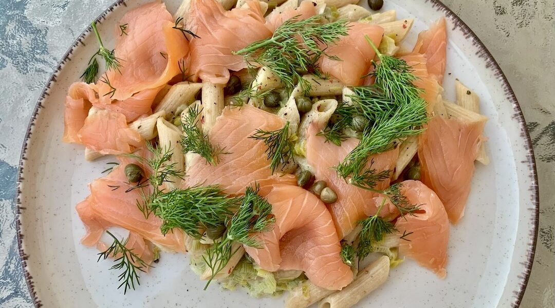 Makaron wymieszany z duszonym porem, doprawionym słodką śmietanką i podany z łososiem wędzonym i kaparami.