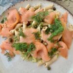 Makaron wymieszany z duszonym porem, doprawionym słodką śmietanką i podany z łososiem wędzonym i kaparami.