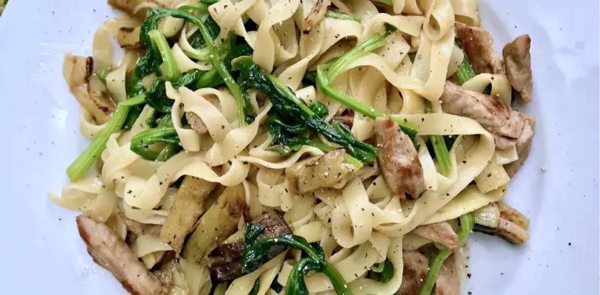 Makaron ze szpinakiem, bakłażanem oraz smażonym mięsem z dodatkiem czosnku to bardzo smaczne i aromatyczne.