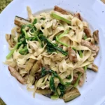 Makaron ze szpinakiem, bakłażanem oraz smażonym mięsem z dodatkiem czosnku to bardzo smaczne i aromatyczne.