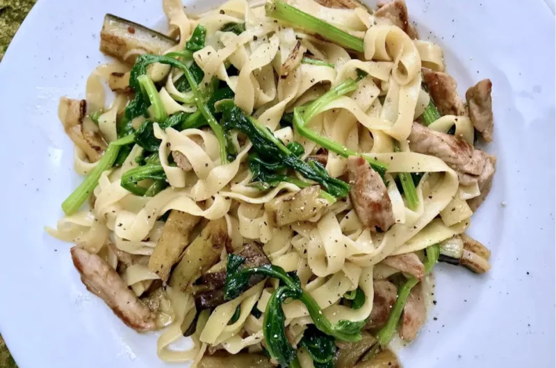 Makaron ze szpinakiem, bakłażanem oraz smażonym mięsem z dodatkiem czosnku to bardzo smaczne i aromatyczne.