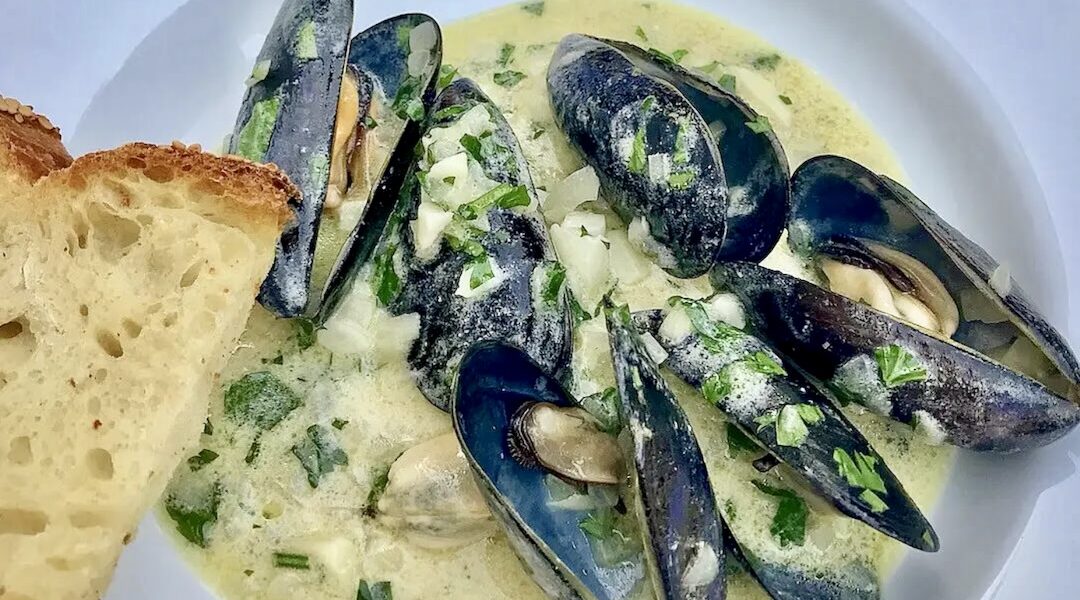 Małże po marynarsku to małże krótko smażone z szalotką i czosnkiem, a następnie duszone w białym winie i finalnie doprawione słodką śmietanką.