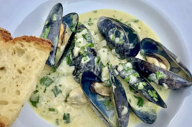 Małże po marynarsku to małże krótko smażone z szalotką i czosnkiem, a następnie duszone w białym winie i finalnie doprawione słodką śmietanką.