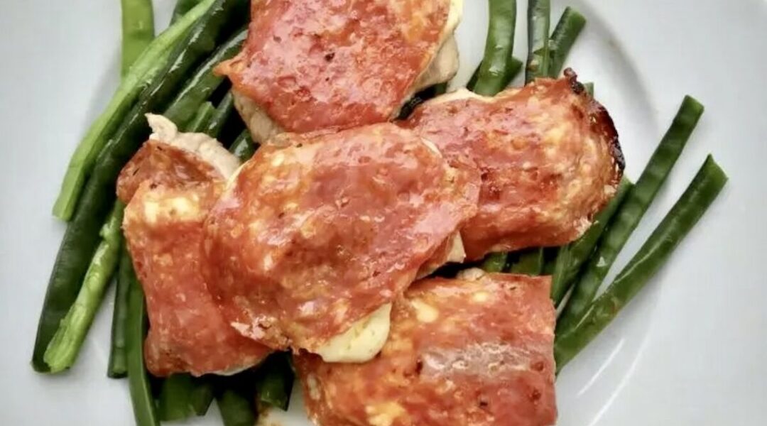 Medaliony wieprzowe najlepiej jest przyrządzić z delikatnej polędwicy wieprzowej. Mięso należy pokroić w centymetrowej grubości plastry, a następnie obłożyć każdy z nich plastrami sera halloumi i pikantnego salami. Po krótkim smażeniu danie jest gotowe.