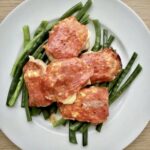 Medaliony wieprzowe najlepiej jest przyrządzić z delikatnej polędwicy wieprzowej. Mięso należy pokroić w centymetrowej grubości plastry, a następnie obłożyć każdy z nich plastrami sera halloumi i pikantnego salami. Po krótkim smażeniu danie jest gotowe.