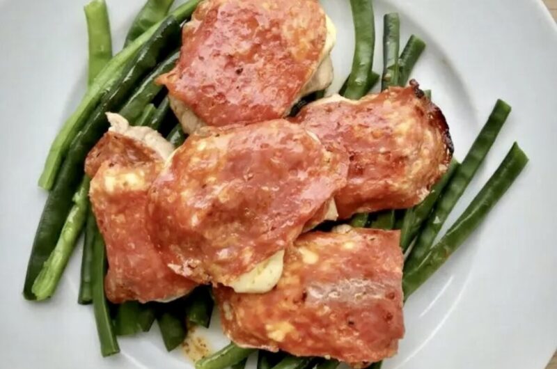 Medaliony wieprzowe najlepiej jest przyrządzić z delikatnej polędwicy wieprzowej. Mięso należy pokroić w centymetrowej grubości plastry, a następnie obłożyć każdy z nich plastrami sera halloumi i pikantnego salami. Po krótkim smażeniu danie jest gotowe.