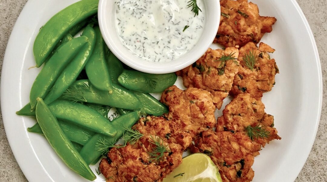 Medaliony z łososia w mojej wersji to ściśle biorąc siekane mięso łososia doprawione pastą curry i sosem sojowym, a następnie smażone w formie małych medalionów.