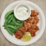 Medaliony z łososia w mojej wersji to ściśle biorąc siekane mięso łososia doprawione pastą curry i sosem sojowym, a następnie smażone w formie małych medalionów.