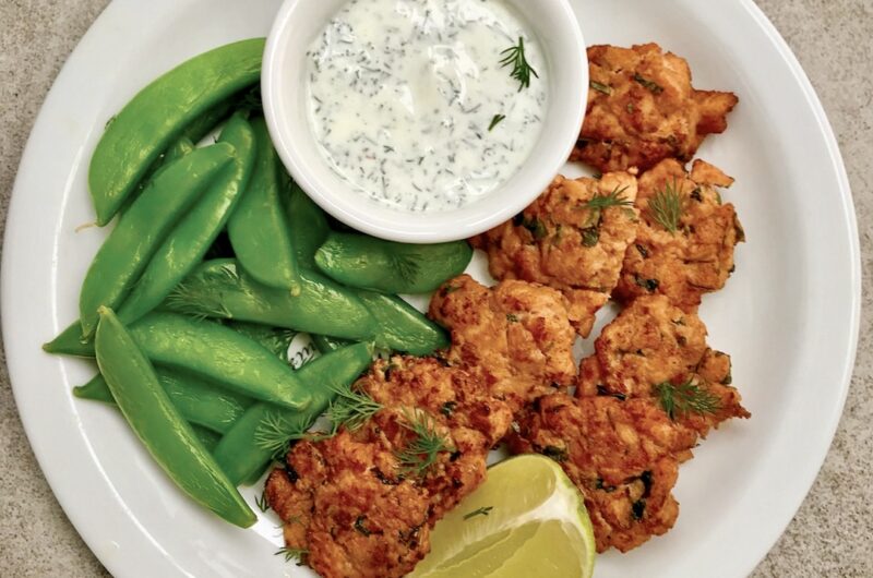 Medaliony z łososia w mojej wersji to ściśle biorąc siekane mięso łososia doprawione pastą curry i sosem sojowym, a następnie smażone w formie małych medalionów.