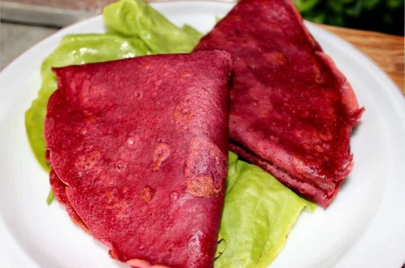 Naleśniki gryczane z dodatkiem soku z buraków wypełnione duszonym szpinakiem, oliwkami i serem feta.