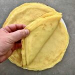 Naleśniki idealne według mojego przepisu są wyjątkowo puszyste i smakują po prostu genialnie. Ich sekretem są wiejskie jajka oraz dobrej jakości mąka pszenna i mleko.  Naleśniki doprawione szczyptą mielonej kurkumy i smażone na maśle nie mają sobie równych.