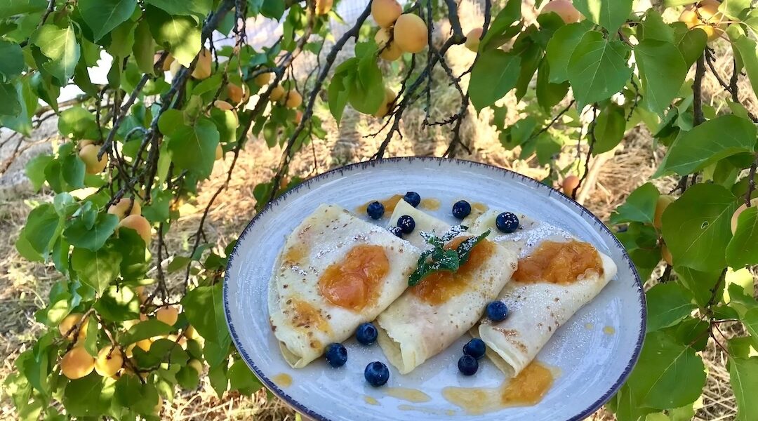 Puszyste naleśniki z morelami, a konkretnie wypełnione rosterem morelowym, a następnie złożone w kopertę i podgrzane.