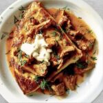 Naleśniki z serem i ziemniakami czyli naleśniki wypełnione farszem przyrządzonym z sera twarogowego, gotowanych ziemniaków i grzybów.