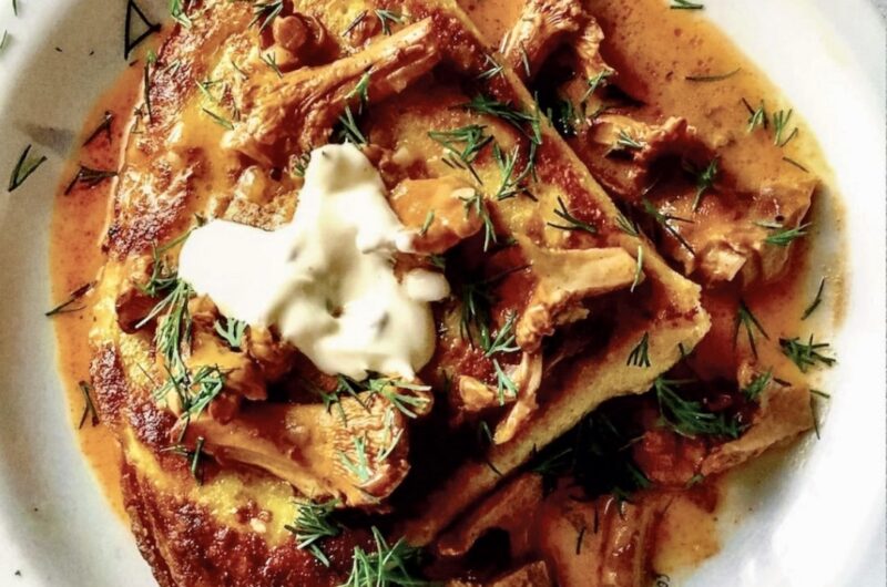 Naleśniki z serem i ziemniakami czyli naleśniki wypełnione farszem przyrządzonym z sera twarogowego, gotowanych ziemniaków i grzybów.