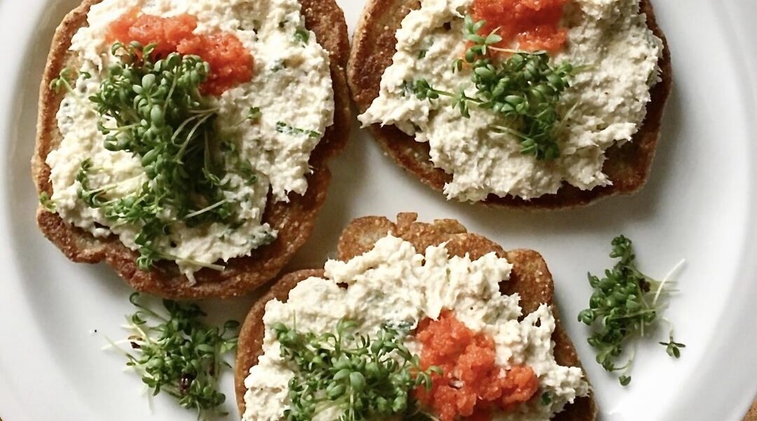 Naleśniki żytnie przygotowałem z mąki żytniej razowej, która nie jest łatwa w obróbce. Z tego też względu moje naleśniki zrobiłem niewielkich rozmiarów, a po ich usmażeniu obłożyłem pastą z makreli wędzonej i twarogu z dodatkiem kwaśnej śmietany.