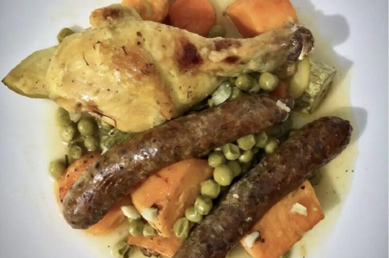 Obiad na niedzielę to mięso marynowane w oliwie z oregano, musztardzie i soku z cytryny, a następnie pieczone razem z kiełbaskami i warzywami.