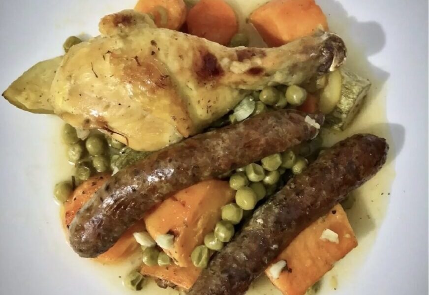 Obiad na niedzielę to mięso marynowane w oliwie z oregano, musztardzie i soku z cytryny, a następnie pieczone razem z kiełbaskami i warzywami.