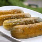 Ogórki kiszone przygotowane ze świeżych ogórków gruntowych, które należy umieścić w naczyniu razem z czosnkiem, świeżym koprem i przyprawami. Tak przygotowane ogórki należy zalać solanką i kisić przez kilka dni.