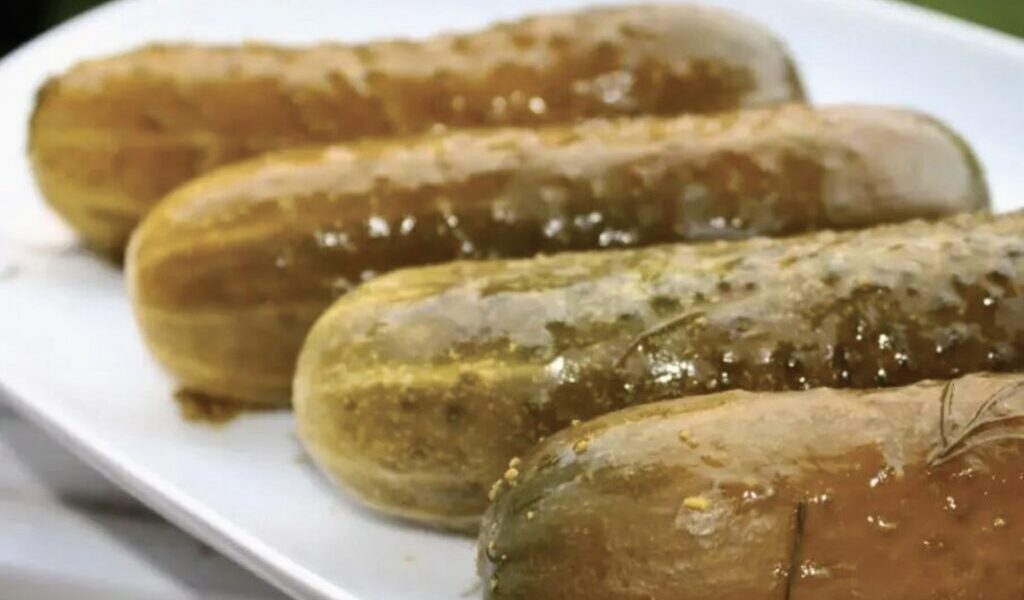 Ogórki kiszone przygotowujemy ze świeżych ogórków gruntowych, które należy umieścić w naczyniu razem z czosnkiem, świeżym koprem i przyprawami. Tak przygotowane ogórki należy zalać solanką i kisić przez kilka dni.