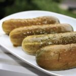 Ogórki kiszone przygotowujemy ze świeżych ogórków gruntowych, które należy umieścić w naczyniu razem z czosnkiem, świeżym koprem i przyprawami. Tak przygotowane ogórki należy zalać solanką i kisić przez kilka dni.