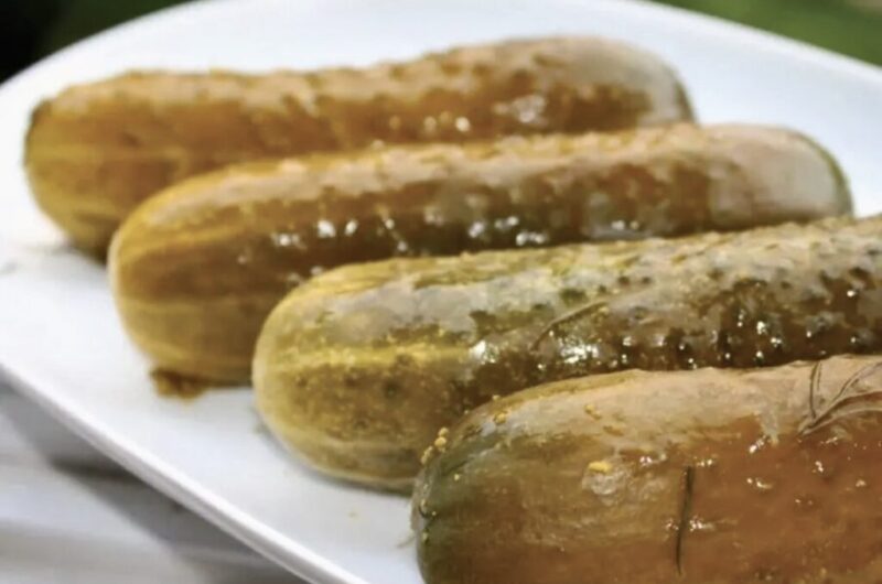 Ogórki kiszone przygotowujemy ze świeżych ogórków gruntowych, które należy umieścić w naczyniu razem z czosnkiem, świeżym koprem i przyprawami. Tak przygotowane ogórki należy zalać solanką i kisić przez kilka dni.