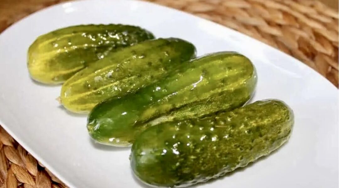 Ogórki małosolne, czyli gruntowe umieszczone w słonej zalewie z dodatkiem kopru, czosnku i przypraw na dwa dni.