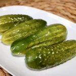 Ogórki małosolne, czyli gruntowe umieszczone w słonej zalewie z dodatkiem kopru, czosnku i przypraw na dwa dni.