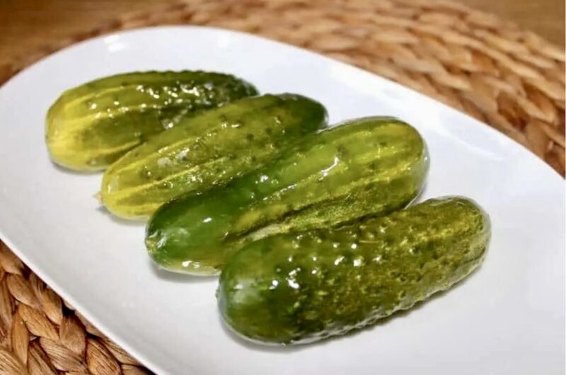 Ogórki małosolne, czyli gruntowe umieszczone w słonej zalewie z dodatkiem kopru, czosnku i przypraw na dwa dni.