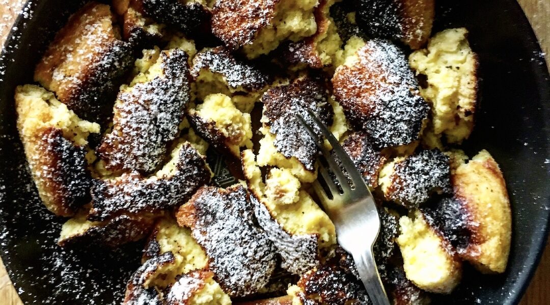 Omlet cesarski to puszysty omlet z rozkłóconych jajek z dodatkiem piany z ubitych białek jajek z rodzynkami i wanilią serwowany na słodko np. z rosterem morelowym.