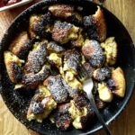 Omlet cesarski to puszysty omlet z rozkłóconych jajek z dodatkiem piany z ubitych białek jajek z rodzynkami i wanilią serwowany na słodko np. z rosterem morelowym.