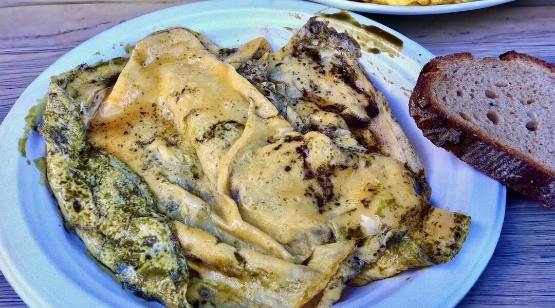 Omlet styryjski to rozkłócone jajka wolno smażone na oleju z pestek dyni styryjskich.