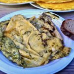 Omlet styryjski to rozkłócone jajka wolno smażone na oleju z pestek dyni styryjskich.