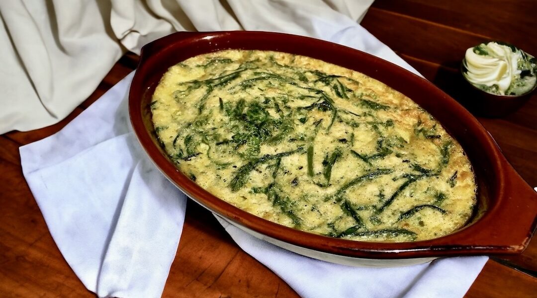 Omlet z dzikimi szparagami posypany na startym twardym serem.